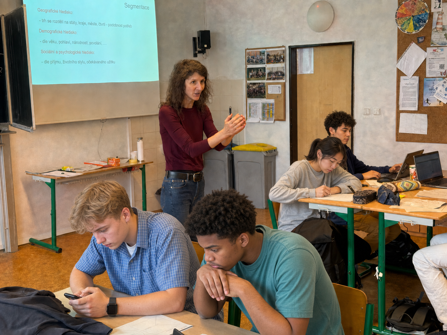 Žáci při společné práci ve třídě