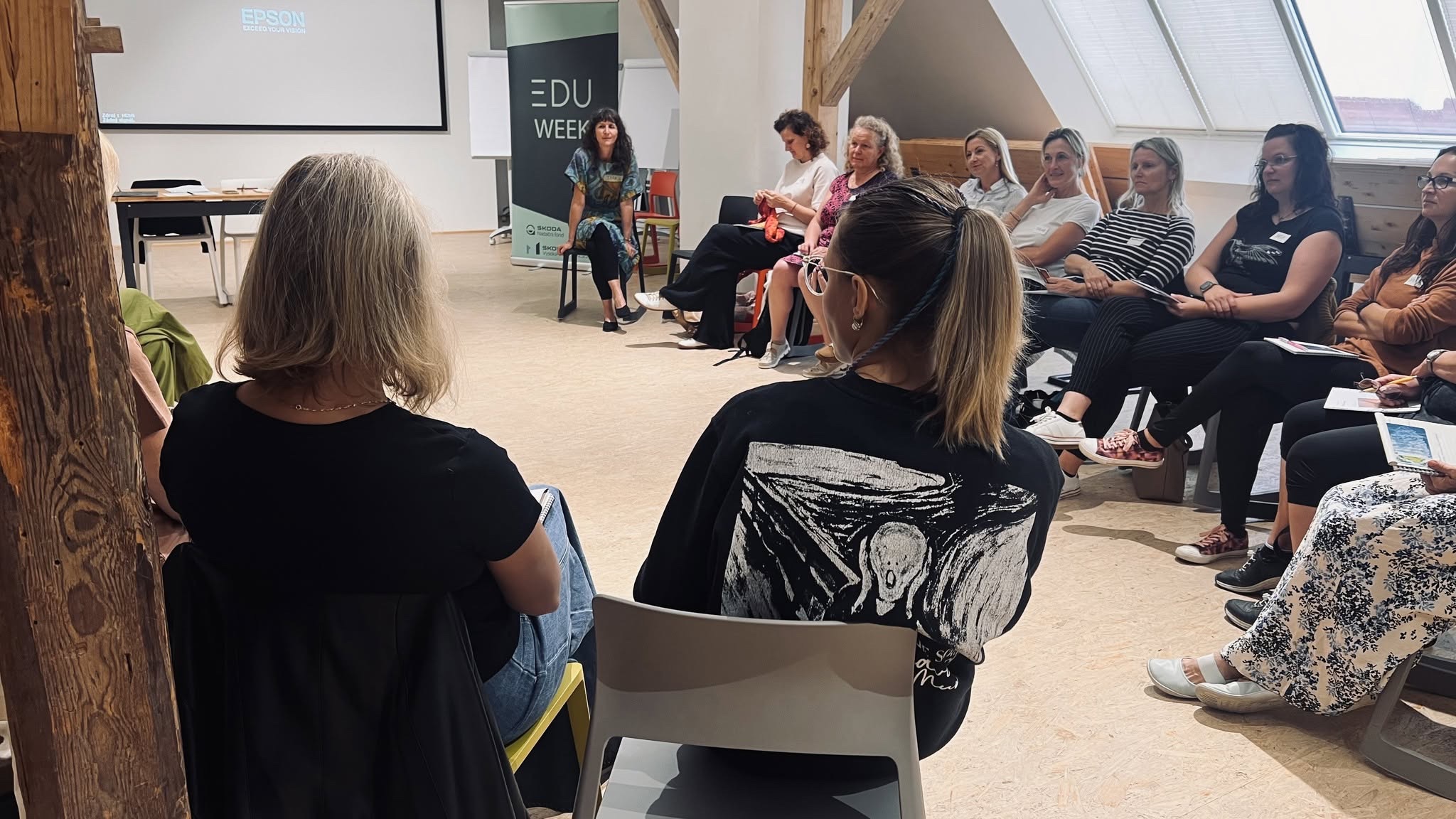 Účastníci workshopu na EDU Weeku při společné práci v kruhu.
