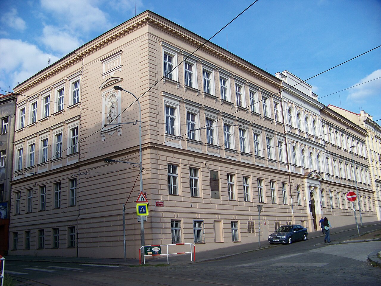 Budova Obchodní akademie Heroldovy sady v Praze.